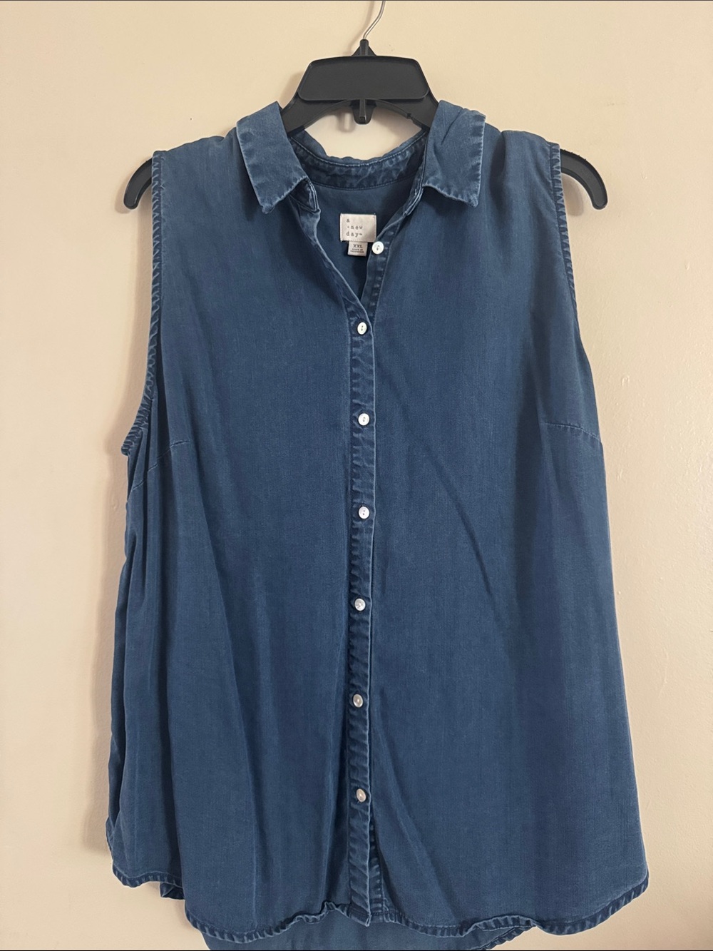 A New Day Women's Blue Chambray Lyocell Sleeveless Collared Button-Up